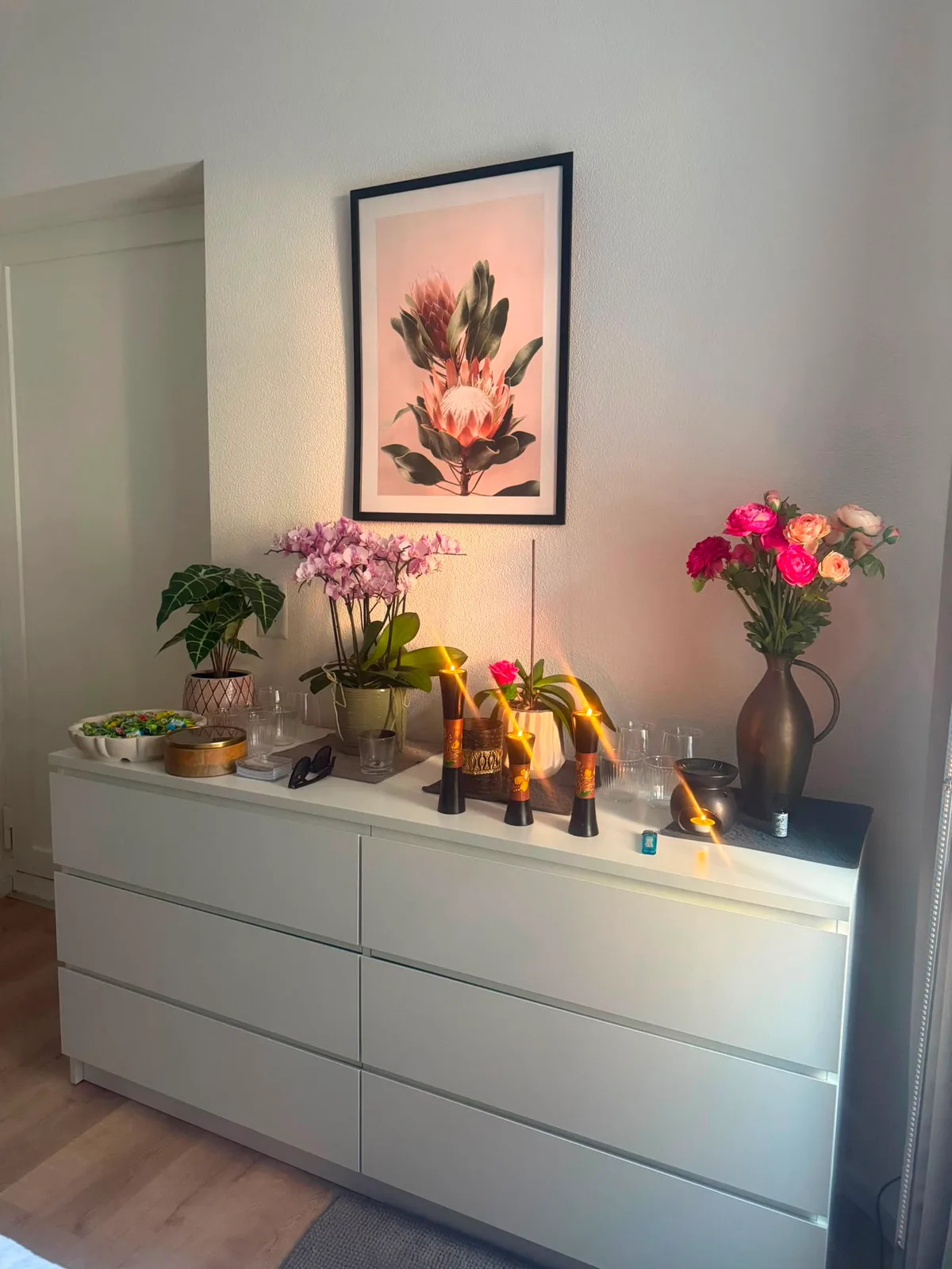 Blumen, Kerzen und Räucherstäbchen im Empfangsbereich