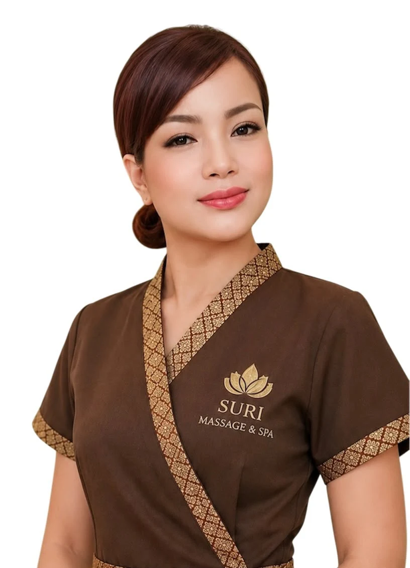 Suri in der braunen Berufskleidung von Suri Massage & Spa