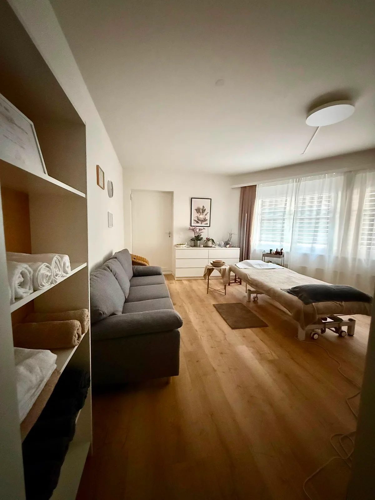 Behandlungsraum mit Massageliege bei Suri Massage & Spa in Lachen